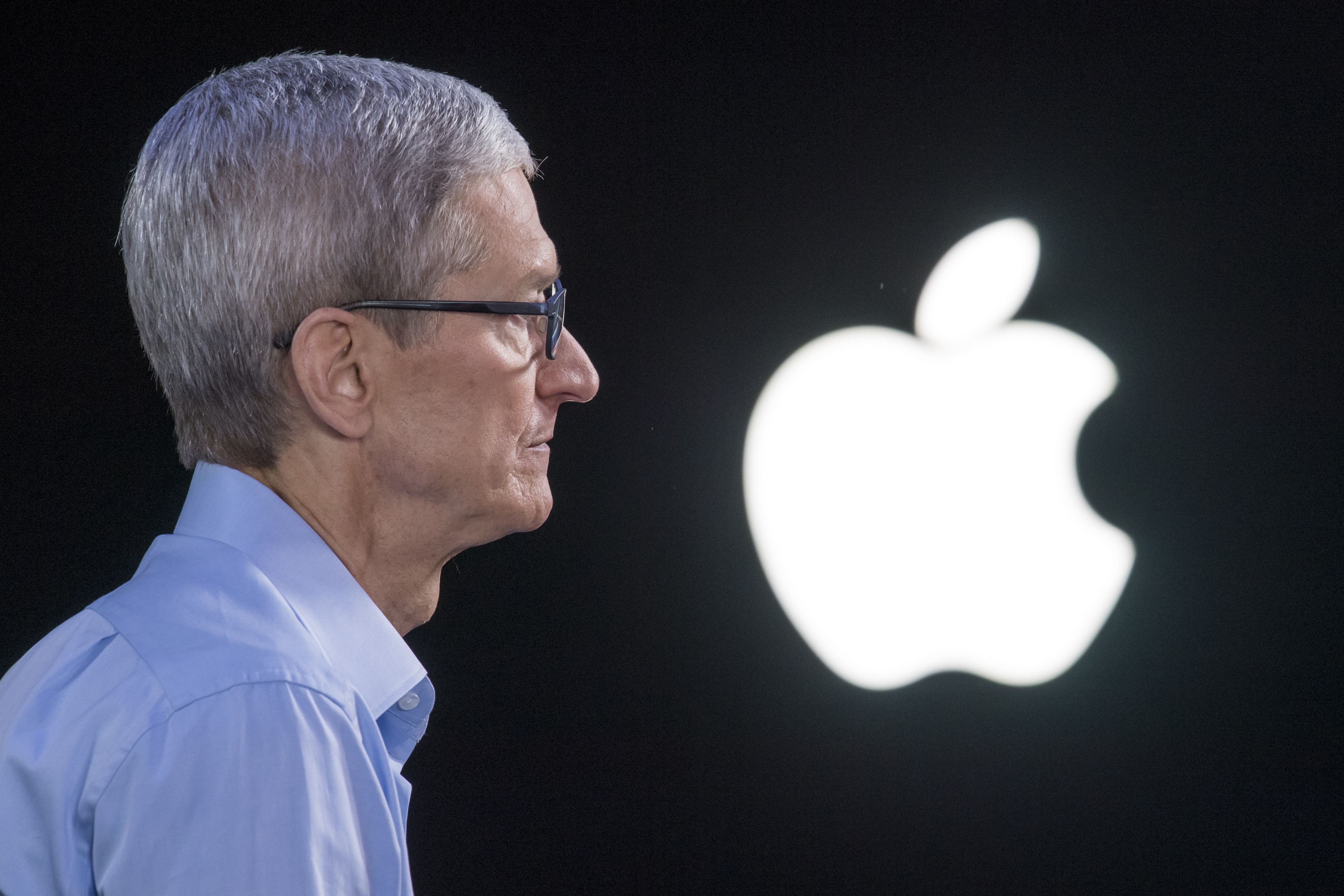 苹果承认iPhone在中国卖得不好，大幅下调营收预