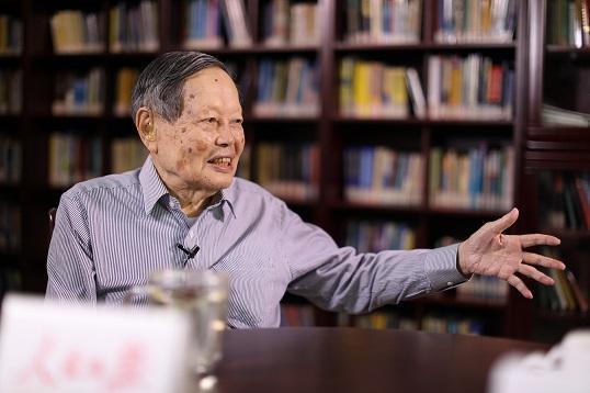 杨振宁：美国教育绝对没有中国的中学小学大学好