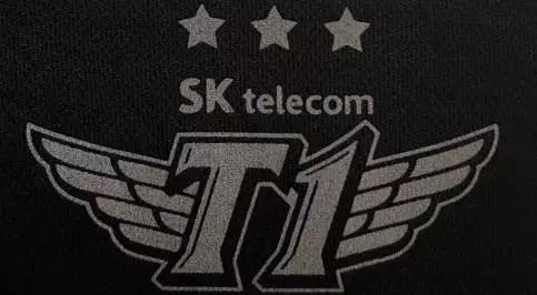 SKT的2017年队服,logo上的三颗星星代表着他们手中的S系列赛冠军奖杯数