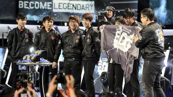 在国际大赛BO5对决中击败SKT的战队,目前为止只有2015年称雄塔拉哈西的EDG。