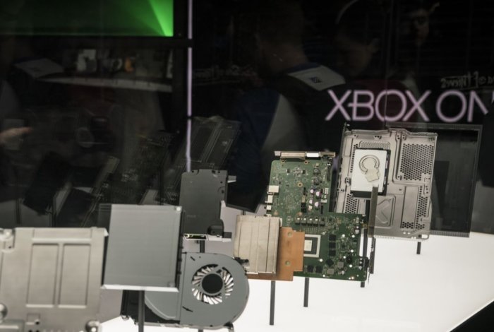 microsoft_xbox_one_x_blowout_parts_e3_2017-100726248-large.jpg