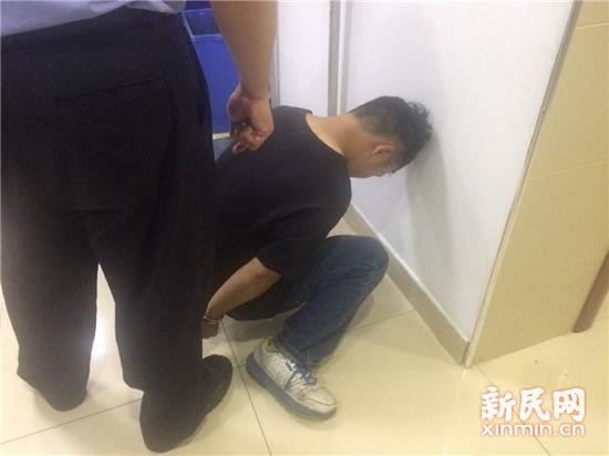 图说：16时10分许，嫌疑人陶某到案。戴天骄摄