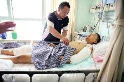 16岁少年进学校戒网瘾坠楼重伤 其父母怀疑儿子遗书真伪