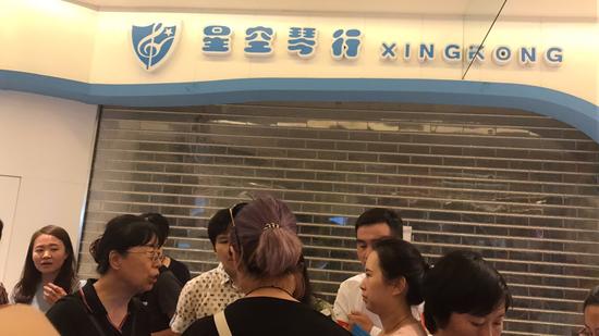 北京星空琴行长楹天街店门口聚集的家长。