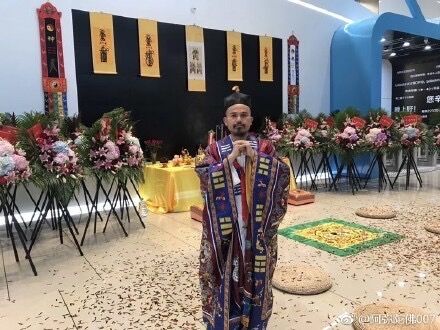 网友曝光的图片显示，B站在办公大楼的大厅当中摆放了为道士作法的供桌以及花篮等，在墙壁上还贴上了不能识别的字符画，网友还拍到了疑似在现场作法的道士。