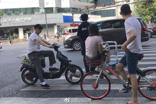 小伙骑共享单车将<a  data-cke-saved-href='http://search.xinmin.cn/?q=女友' href='http://search.xinmin.cn/?q=女友' target='_blank' class='keywordsSearch'>女友</a>放<a  data-cke-saved-href='http://search.xinmin.cn/?q=车篮秀' href='http://search.xinmin.cn/?q=车篮秀' target='_blank' class='keywordsSearch'>车篮秀</a>恩爱遭<a  data-cke-saved-href='http://search.xinmin.cn/?q=王之' href='http://search.xinmin.cn/?q=王之' target='_blank' class='keywordsSearch'>王之</a>侧视