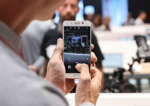 资料图片：2017年柏林国际消费电子展上，华为公司展出了与中国科学院计算技术研究所“寒武纪”项目团队共同开发的麒麟970人工智能手机芯片。（新华社）