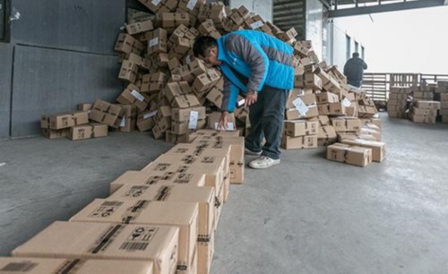 2016年全国快件包装所用的材料，数量惊人。视觉中国 资料