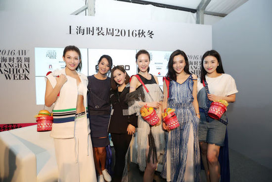 明星们手垮KFC时尚包包参加时装周