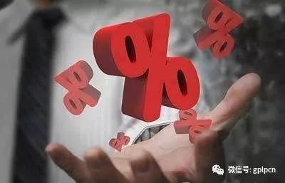 趣店纽交所上市，既有投资大佬的成功心路历程长文，也有怒批高利贷无情收割底层青年的檄文。令人想起某些票房大卖的电影，内容低俗，洗脑底层青年，庆功酒也照样淹没质疑的声音。这个时代，情怀、道德、底线，在商业的成功面前，抢不到话筒。