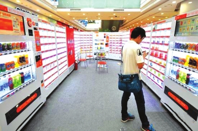 消费者在无人便利店选购商品　资料图片