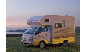 章瑜介绍2018中国房车露营休闲运动产业博览会的