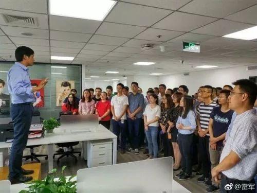 小米双11成交24.6亿元再夺冠 雷军高兴得又上桌子！