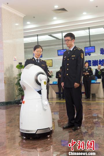 机器人正在进行人脸信息录入 郭军 摄