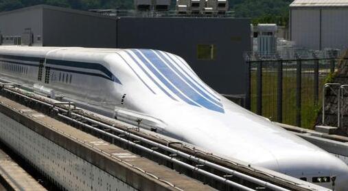 资料图:运行中的中低速磁悬浮列车。杨华峰 摄