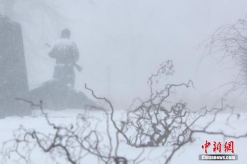当地时间1月4日,暴雪中纽约法拉盛公园中的雕塑。当日,纽约降下2018年首场暴雪。受一波被称为“炸弹气旋”的风暴影响,美国东北部地区当天普遍遭受暴雪袭扰,3000多个航班因此取消。 中新社记者 廖攀 摄