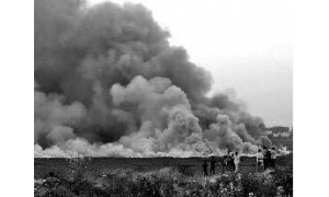 印度硅谷湖泊着火 火光冲天消防员不知如何扑救