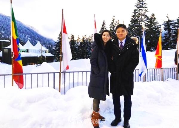 甜到爆！章泽天刘强东合影 奶茶妹妹小鸟依人紧挽丈夫手臂迷妹尽显