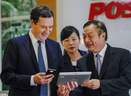 　　2013年10月16日，华为创始人兼CEO任正非(右)在深圳华为总部向英国财政大臣乔治·奥斯本(左)介绍华为的手机和平板电脑产品。 毛思倩 摄