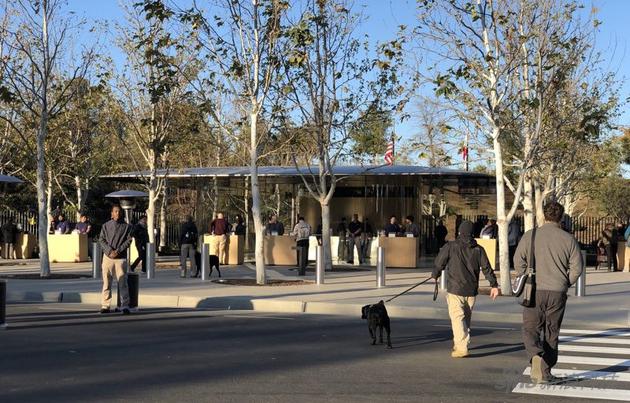 Apple Park外的访客中心 从这进入就能到乔布斯剧院