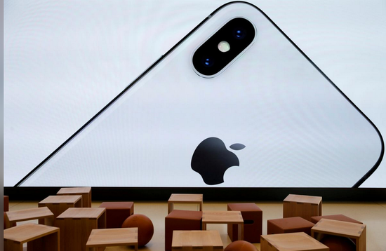 新浪美股讯 北京时间20日路透社称，据日经新闻周二报道，三星电子将削减有机发光二极管（OLED）屏幕的产量，作为对苹果公司决定下调iPhone X产量目标的回应。