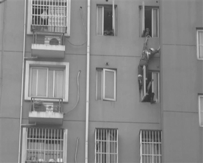 消防员从9楼滑下，将女子救下。