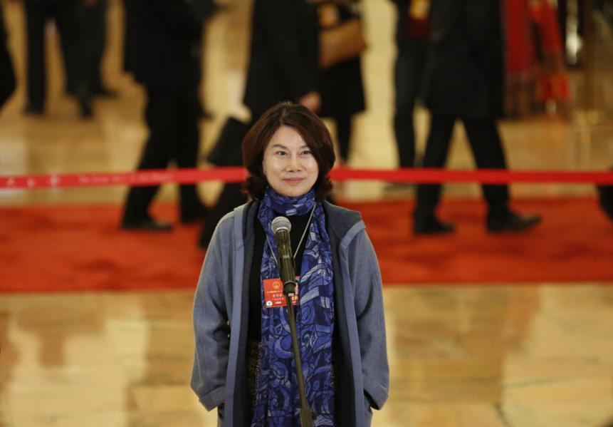 全国人大代表、格力电器董事长董明珠在两会“代表通道”接受记者采访