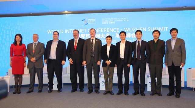 　　从左至右：主持人刘芳菲、 苹果高级副总裁布鲁斯·塞维尔、LinkedIn创始人里德•霍夫曼、汤森路透CEO吉姆·史密斯、高通执行董事长保罗·雅各布、阿里创始人马云、百度创始人李彦宏、京东创始人刘强东、搜狐CEO张朝阳、小米科技创始人雷军