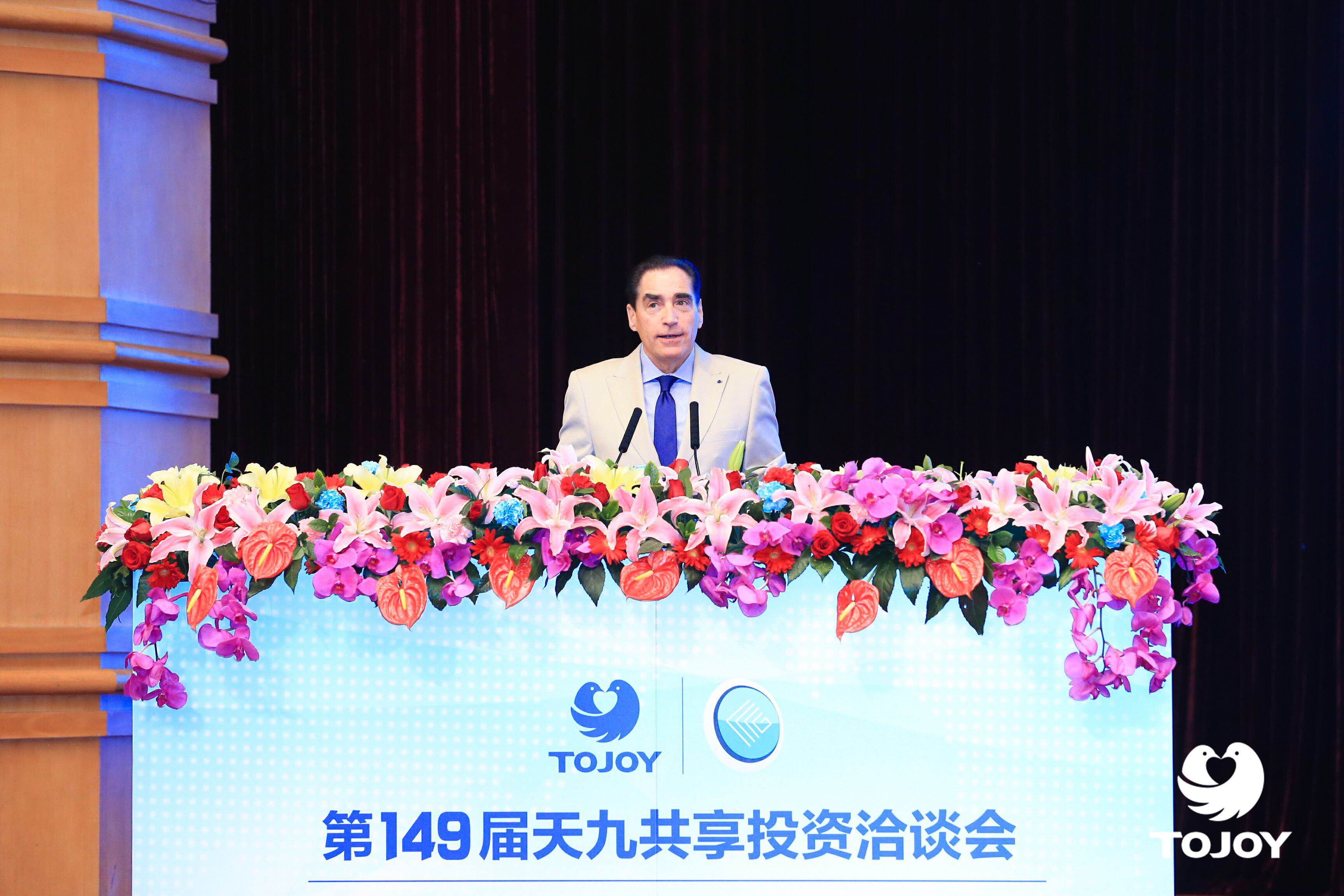 　　大会开幕式现场  　　未来，现在已来  　　大会两天，盟主直播、汉邦剪裁、嗖嗖身边、安心点、乐创世界、蜂箱果棚、金宝莱定制家居、想见孩、蜂狂购等众多全国联营项目重磅发布，数量之多，质量之高，业内罕有,吸引千余企业家、投资家争相洽谈合作。  　　4月15日，天九共享孵化（南方）集团总裁、上海财经大学客座教授申恒先生带来了《创造未来—改变商业本质的股权投资》专题报告，从股权投资的角度，建议投资者应当紧跟市场趋势，选择投资价值洼地，才能够在未来取得财富的大幅增值，造就一波又一波的财富神话，为企业家深度解惑股权投资。  　　当天晚上各界名仕云集，天九共享集团董事局主席卢俊卿先生别开生面地举行《幸福老板》专题报告，并致祝酒辞。真诚分享自己多年的研究心得，“幸福力才是企业的终极核心竞争力”。卢俊卿劝慰企业家们让企业增长、增值、增福（增加幸福感），带领企业家洞察未来掌控商机之余，为企业家精神注入全新的幸福之道。