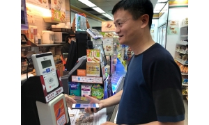 网友在港偶遇马云用支付宝 结果他用的手机引热