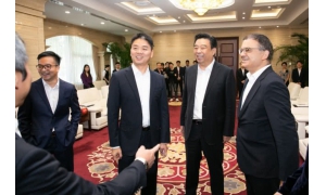 刘强东现身京东总部出席商务活动，与如意集团