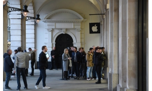 iPhoneXR戴上黑色保护套后是啥样？网友：我的眼睛