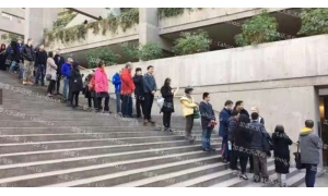 外媒：孟晚舟一家给堵在门口的国际媒体记者叫