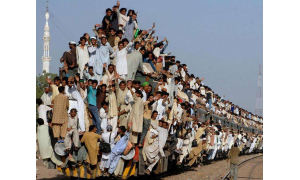 你只知道李嘉诚买了半个英国,却不知我国这2个