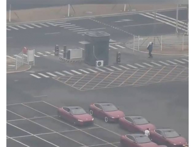 小米SU7璀璨洋红版下线,15周年限定色即将交付车