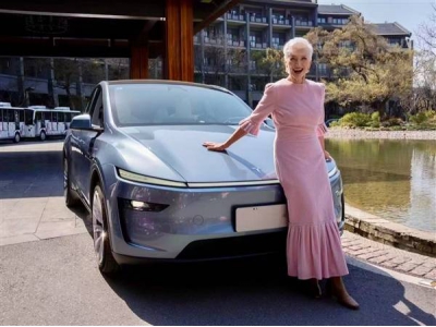 马斯克之母中国行：樱花粉下体验Model Y，大赞焕