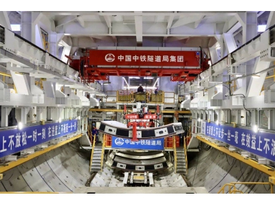 “领航号”盾构机掘进长江！沪宁合高铁建设驶