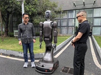 美的人形机器人“美罗”进厂打工，下半年将亮