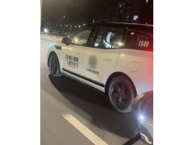 重庆“萝卜快跑”无人车现不雅一幕：乘客脱鞋
