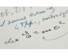 爱因斯坦亲笔信拍出120万美元 记有质能方程 E=