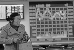 3月20日，股民在上海一家证券营业厅内关注股市行情。 新华社记者丁汀摄