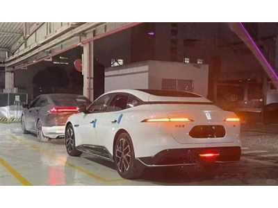 阿维塔06内饰官图曝光，紫白双色设计