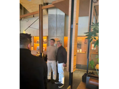 黄仁勋现身北京品尝云南菜  与现场就餐人员友好