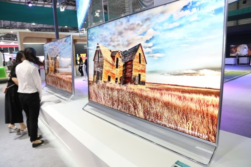 海信等中国品牌加入高端争霸赛，大屏彩电逆市崛起