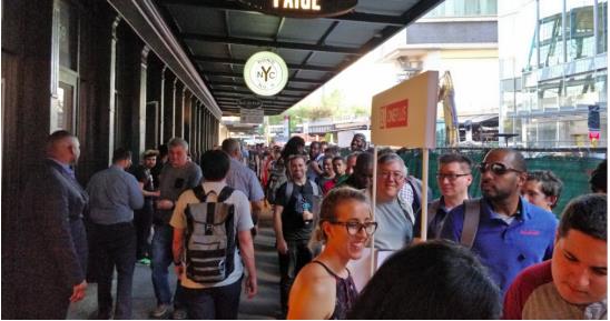 万人排队买手机，这款精品手机令一众国人感到骄傲