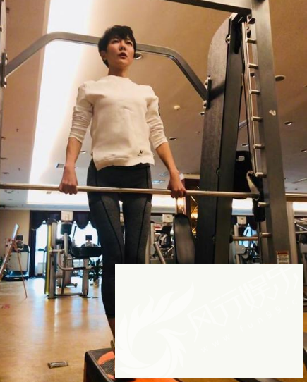 杨乐乐晒出自己健身房运动照，大长腿吸引人!
