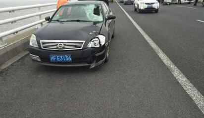 长江大桥上停车检修车辆 没想到前车司机遭后车撞击身亡