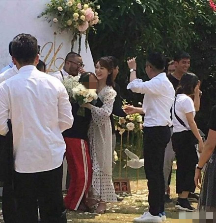 杨紫三亚参加经纪人婚礼 合照被熊抱超亲切